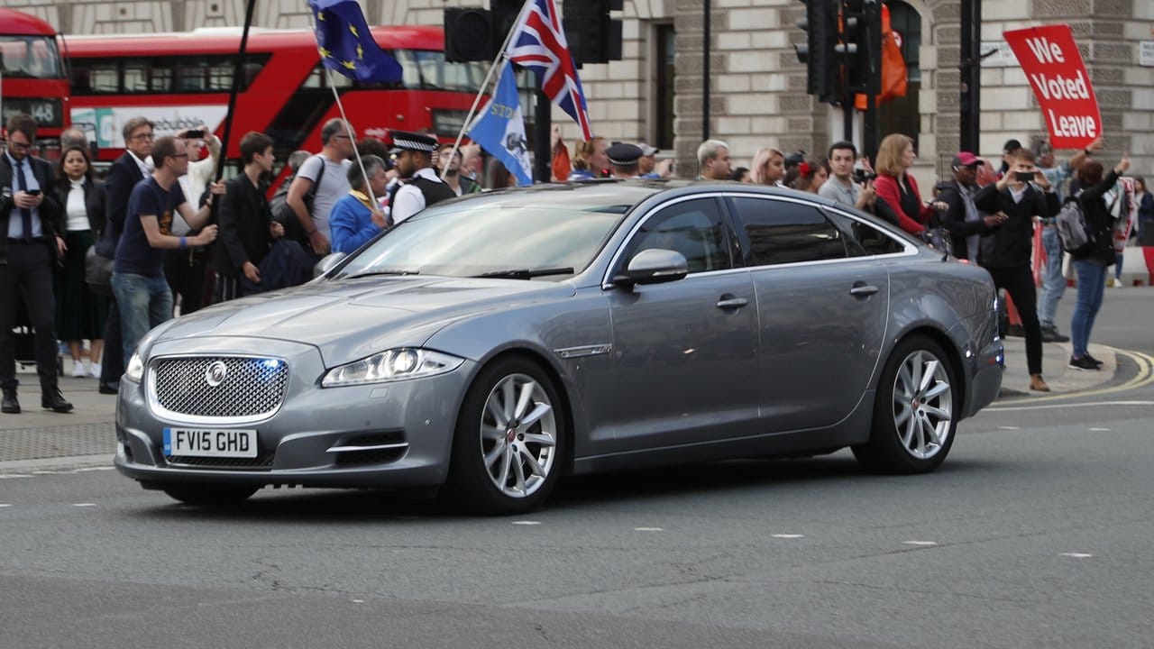 Boris Johnsons Limousine fährt auf dem Weg ins Unterhaus an Demonstranten vorbei.
