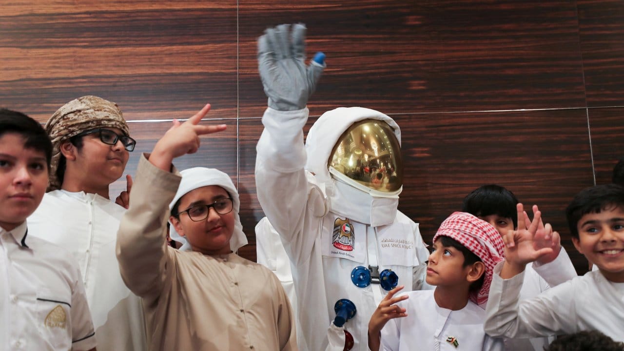 Jungen aus den Vereinigten Arabischen Emiraten sehen sich in Abu Dhabi eine Live-Übertragung des Raketenstarts an.