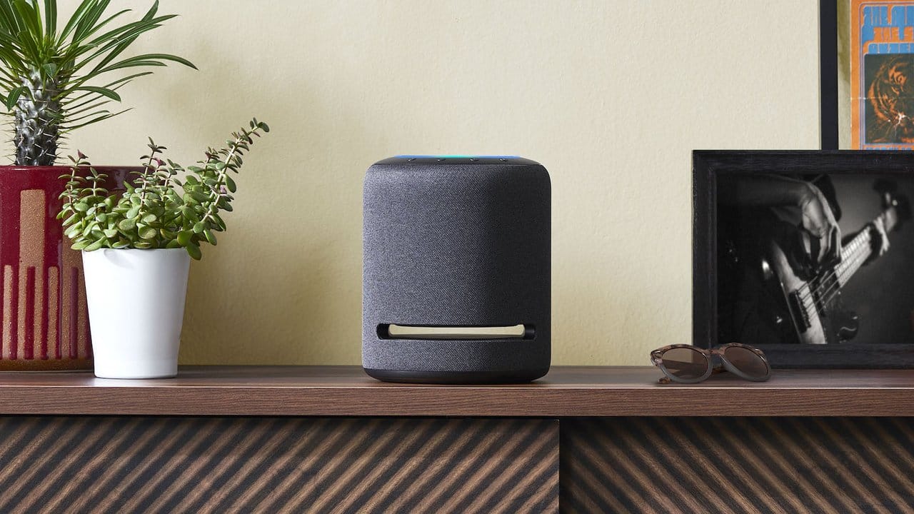 Soll mit drei Mitteltönern für räumlichen Klang sorgen: Der Amazon-Lautsprecher Echo Studio.