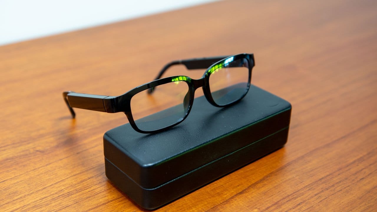 Keine ganz normale Brille: Mit kleinen Mikrofonen und Lautsprechern in der der Echo Frames wird die Kommunikation mit der Sprachassistentin Alexa hergestellt.
