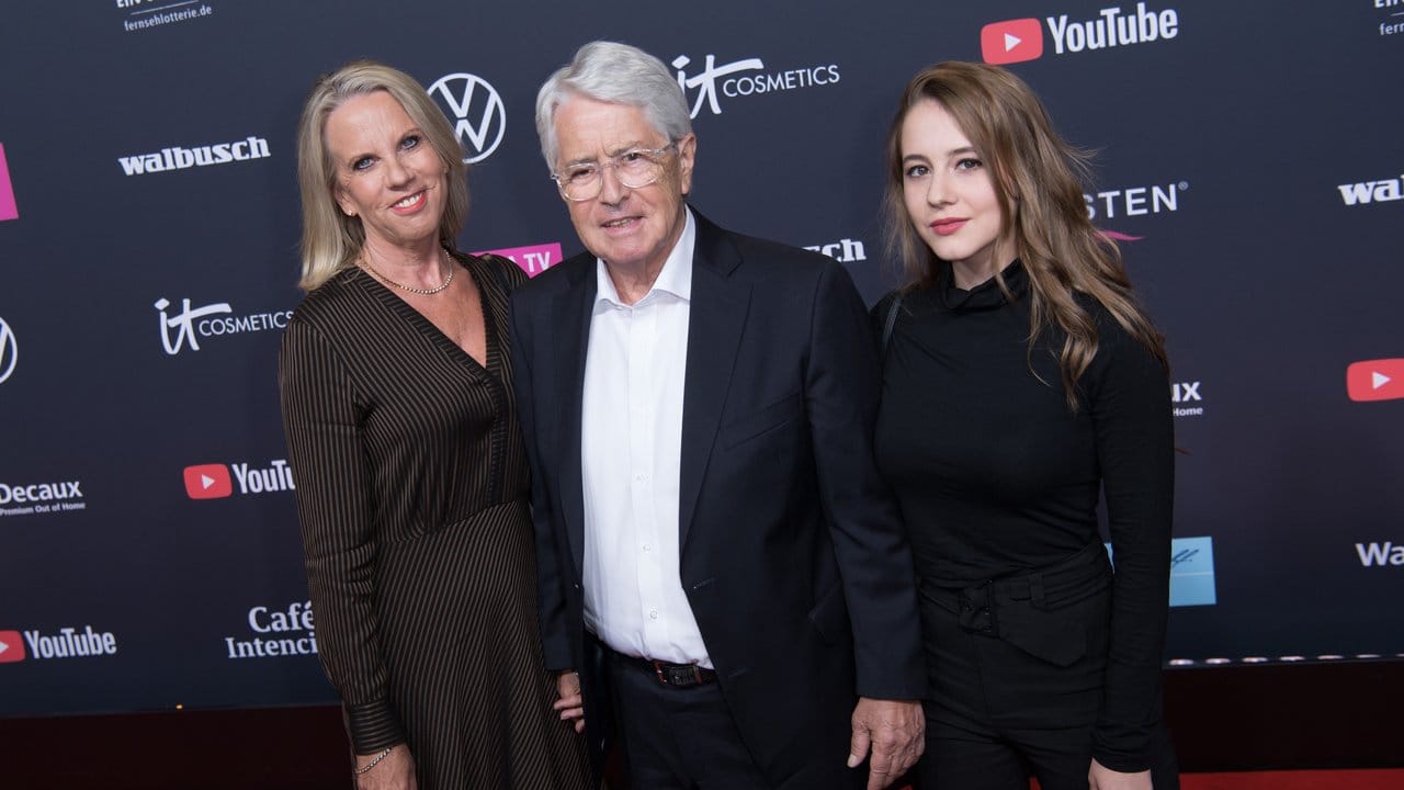 Frank Elstner kommt mit Frau Britta Gessler und Tochter zur Verleihung der YouTube Goldene Kamera Digital Awards.