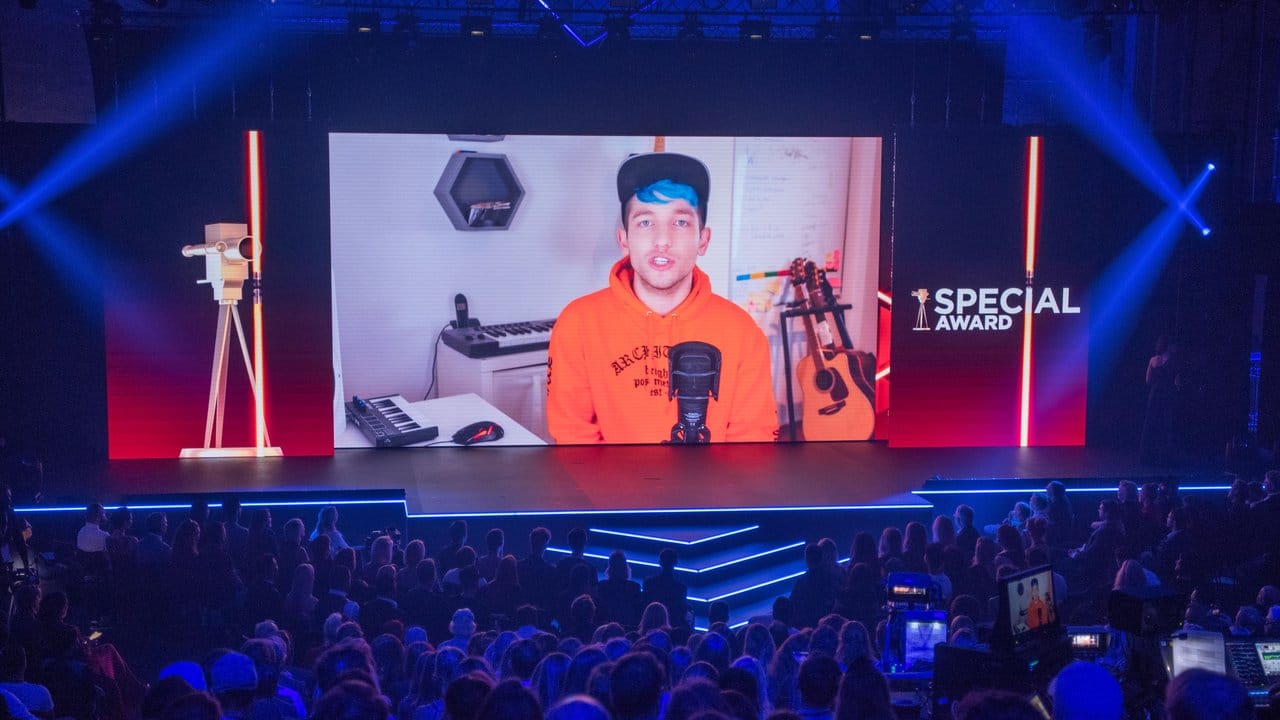 Youtuber Rezo bedankt sich für den Sonderpreis der Jury per Videobotschaft. Youtuber Rezo bedankt sich für den Sonderpreis der Jury per Videobotschaft.