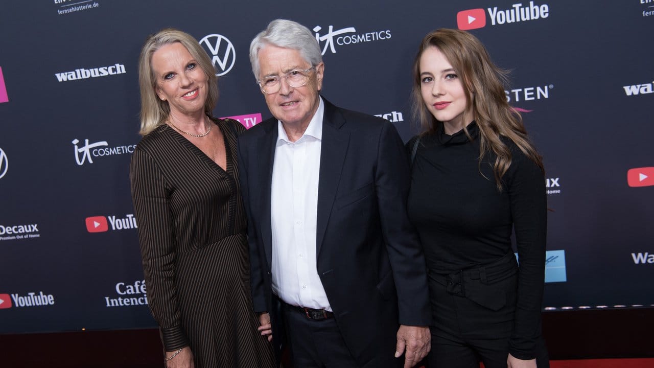 Frank Elstner kommt mit Frau Britta Gessler und Tochter zur Verleihung der YouTube Goldene Kamera Digital Awards. Frank Elstner kommt mit Frau Britta Gessler und Tochter zur Verleihung der YouTube Goldene Kamera Digital Awards.