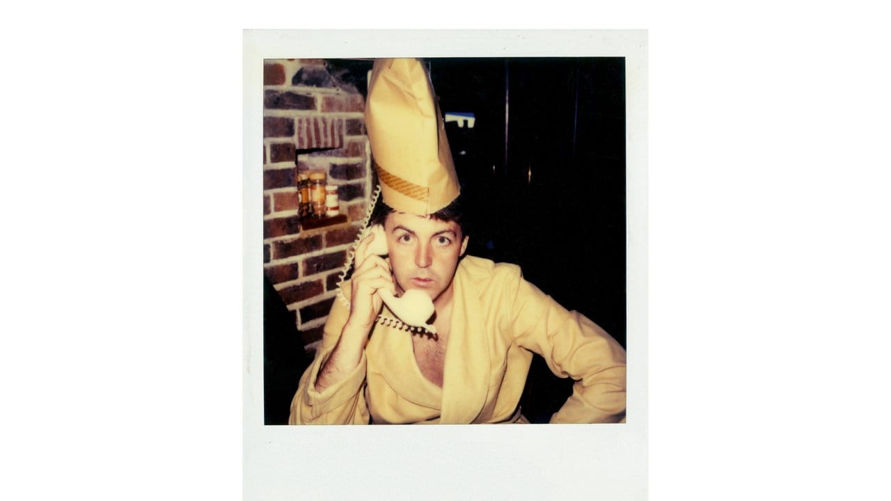 Kann man tragen: Paul McCartney mit ungewöhnlicher Kopfbedeckung.