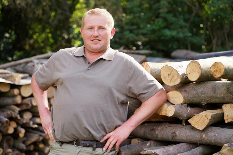 Christian (33) aus Niedersachsen: Er lebt mit seiner Mutter in der Nähe seines Hofes und arbeitete im Haupterwerb in einem Ackerbaubetrieb. Im Nebenerwerb hat er 33 Hektar Land und vier Rinder, um die er sich kümmert. Christian liebt Motorradfahren und schnitzt mit der Kettensäge Holzskulpturen.