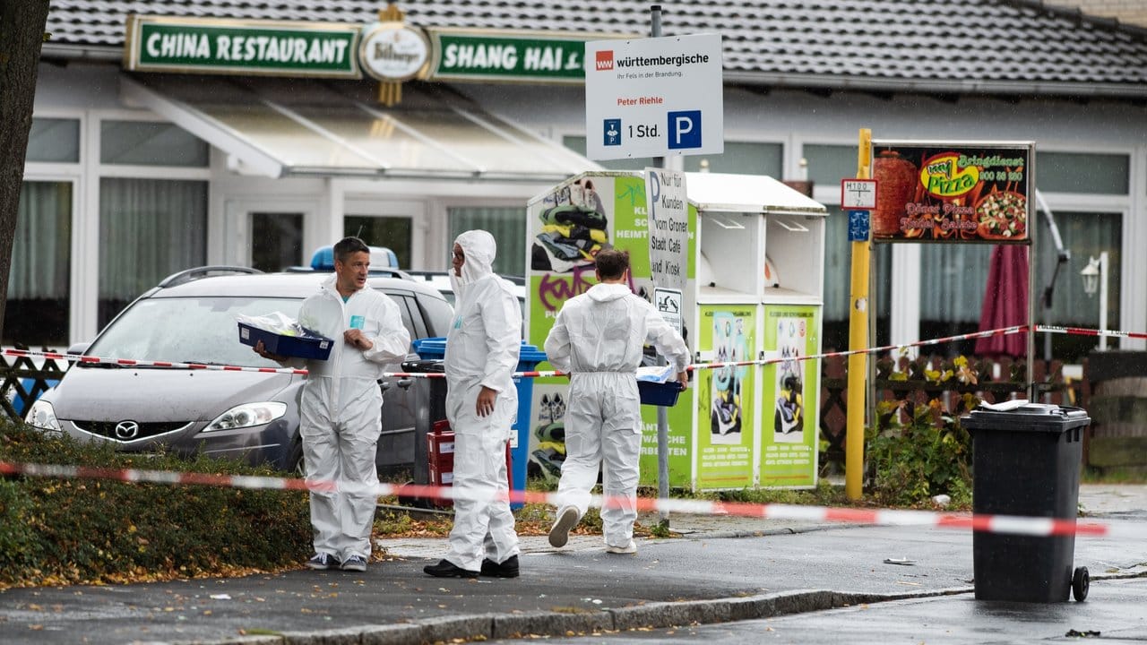 Ermittler am abgesperrten Tatort in Göttingen. Ermittler am abgesperrten Tatort in Göttingen.