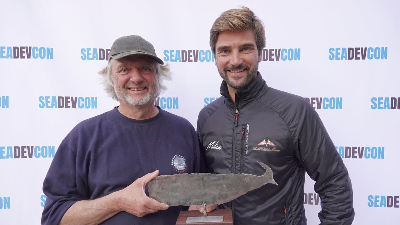 Arved Fuchs (l) und Boris Herrmann bei der Verleihung des "Seadevcon Maritime Award".