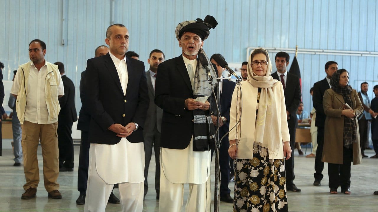 Aschraf Ghani (M), Präsident von Afghanistan, spricht nach der Stimmabgabe in der Amani High School.