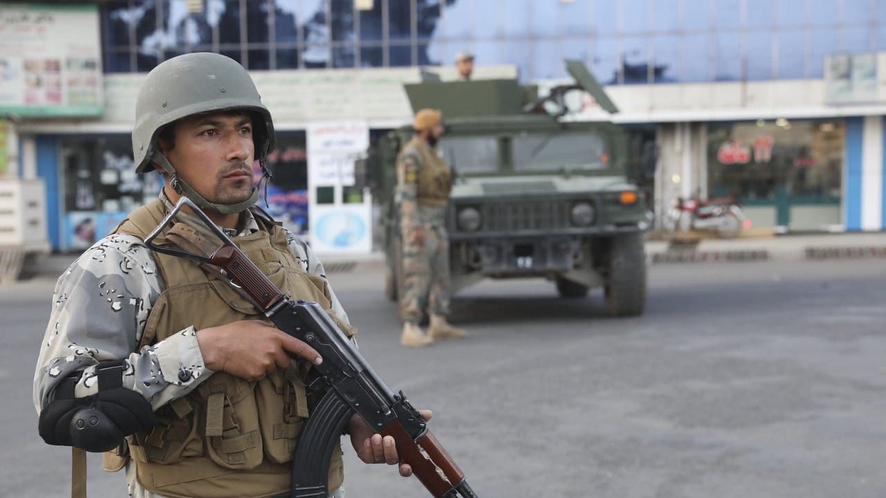 Afghanische Soldaten stehen in der Nähe eines Wahllokals Wache.