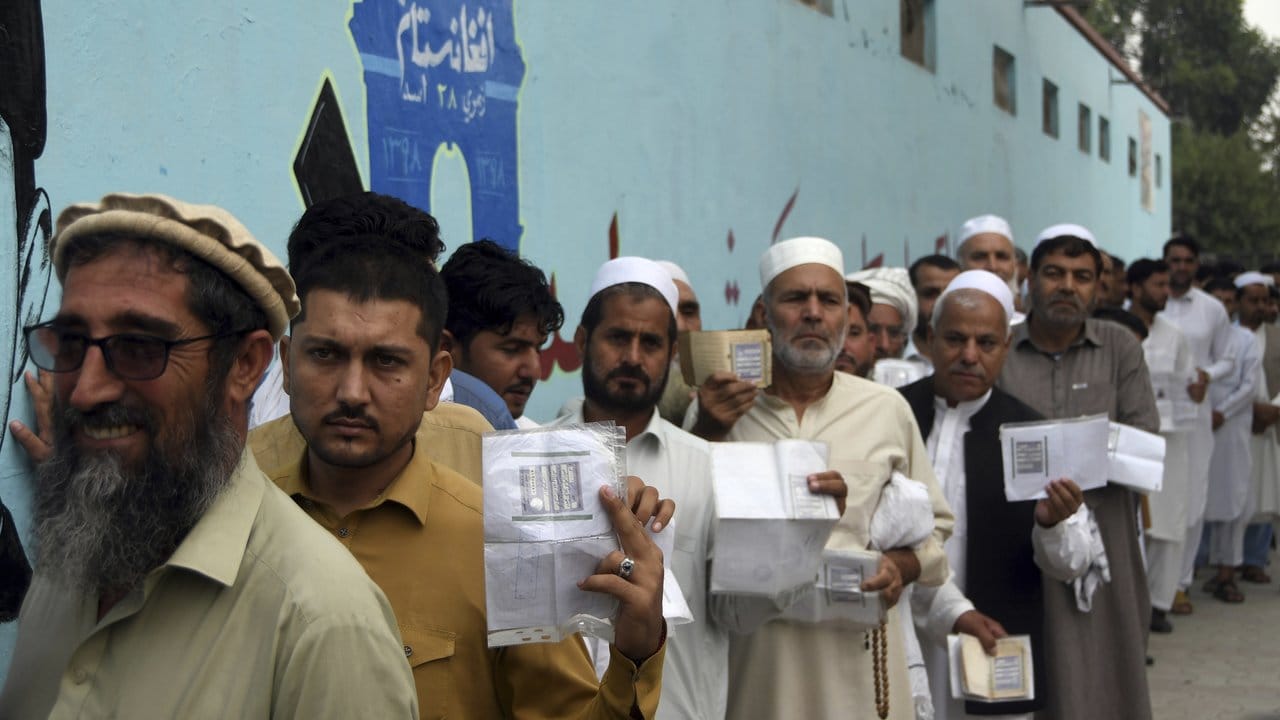 Afghanische Wähler stehen Schlange, um ihre Stimmen in einem Wahllokal abzugeben.