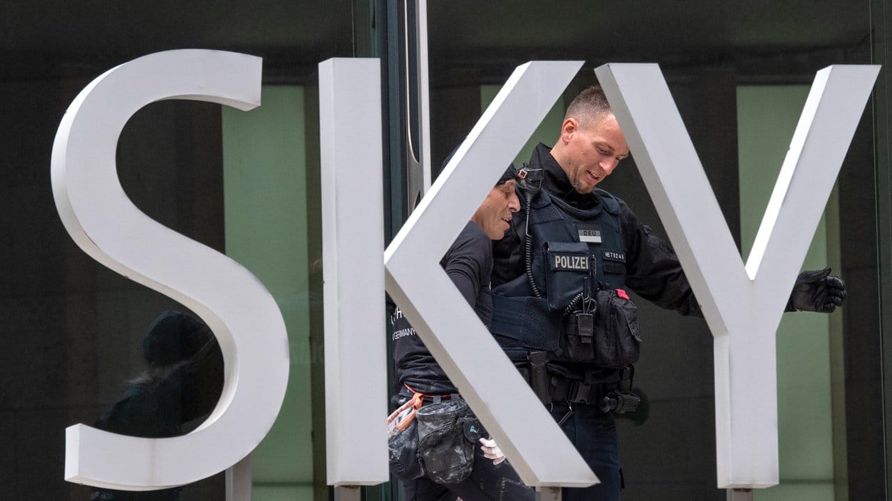 Von einem Polizisten wird der Franzose abgeführt. Von einem Polizisten wird der Franzose abgeführt.
