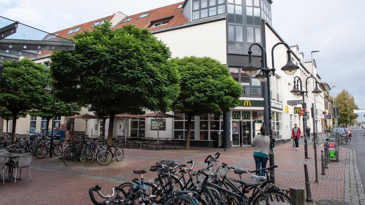 Blick auf die Reitstallstraße, Ecke Weender Straße in Göttingen. Blick auf die Reitstallstraße, Ecke Weender Straße in Göttingen.