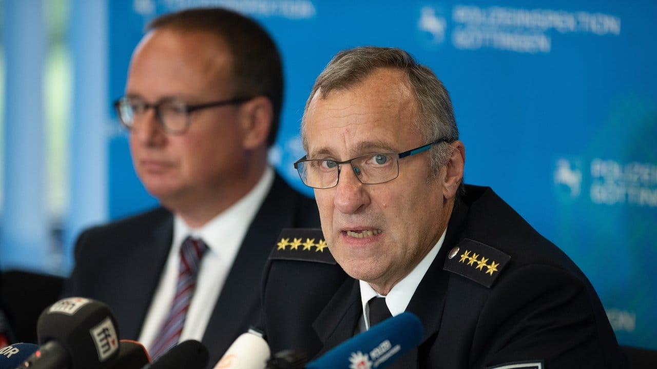 Thomas Rath (r), Leiter der Polizeiinspektion Göttingen, und Oberstaatsanwalt Frank-Michael Laue informieren bei einer Pressekonferenz über den Stand der Ermittlungen. Thomas Rath (r), Leiter der Polizeiinspektion Göttingen, und Oberstaatsanwalt Frank-Michael Laue informieren bei einer Pressekonferenz über den Stand der Ermittlungen.