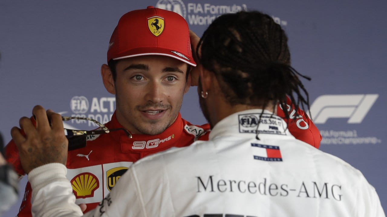 Der Zweitplatzierte Lewis Hamilton (r) unterhält sich mit dem Erstplatzierten Charles Leclerc.