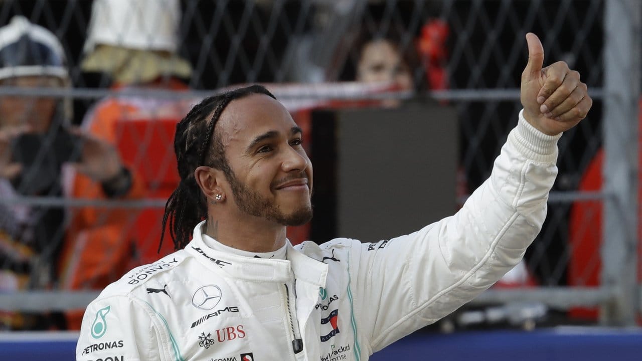 Lewis Hamilton feiert seine Leistung nach dem Qualifying.