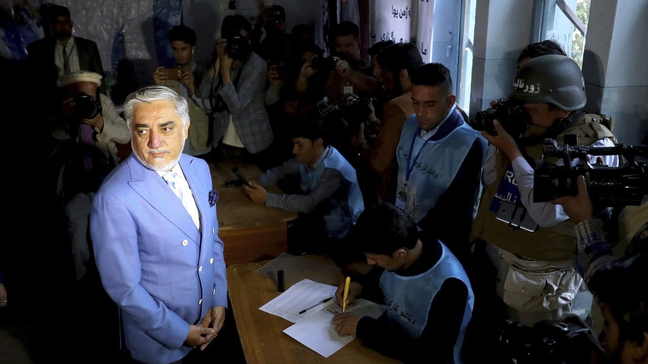 Abdullah Abdullah, Präsidentschaftskandidat und amtierender Regierungschef, in einem Wahllokal in Kabul.