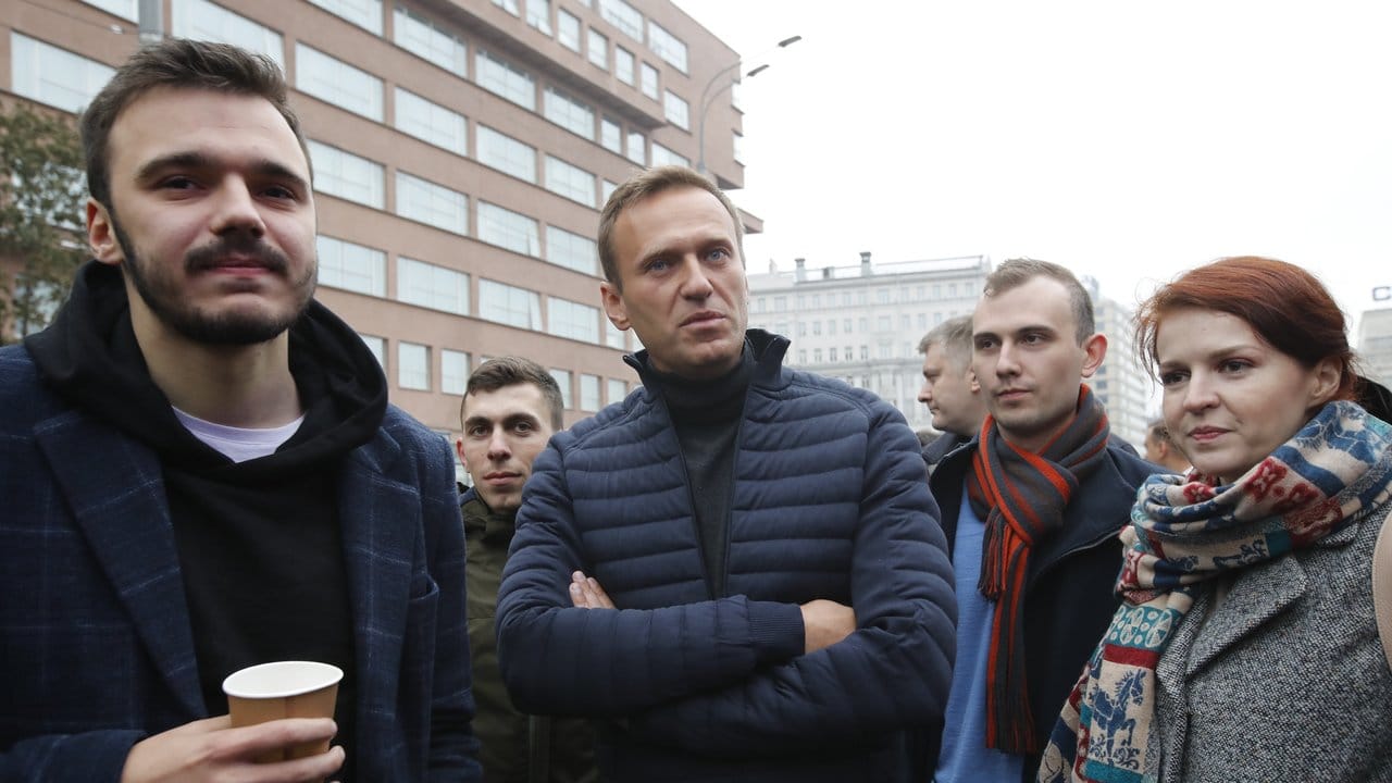 Kremlkritiker Alexej Nawalny (M) nimmt an der Kundgebung für die Freilassung politischer Gefangener teil.