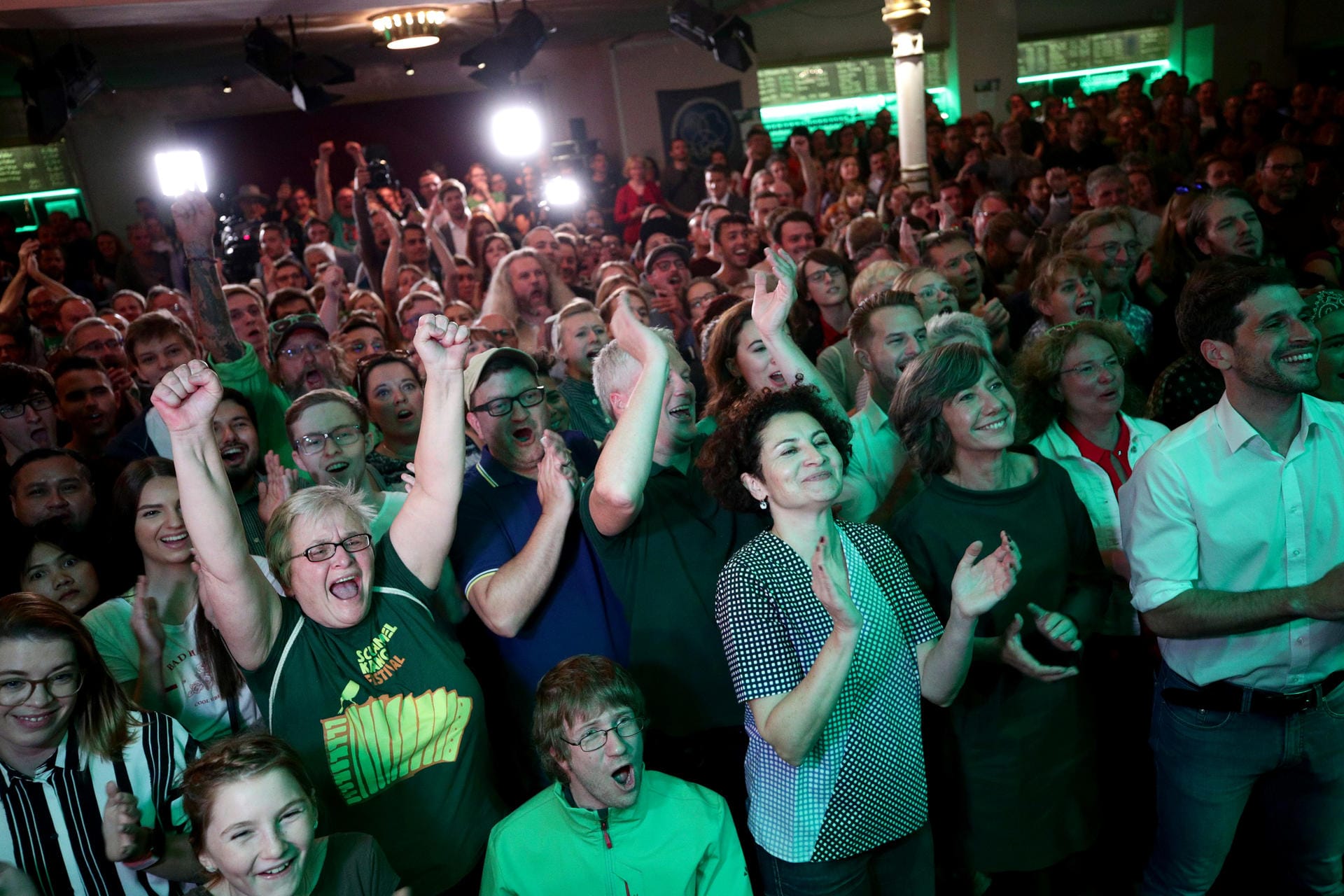 Jubelnde Anhänger der Grünen: Neben der ÖVP sind auch die Grünen ein Gewinner der Wahl und werden mit einem Hochrechnungsergebnis von 14,3 Prozent wieder in den Nationalrat einziehen.