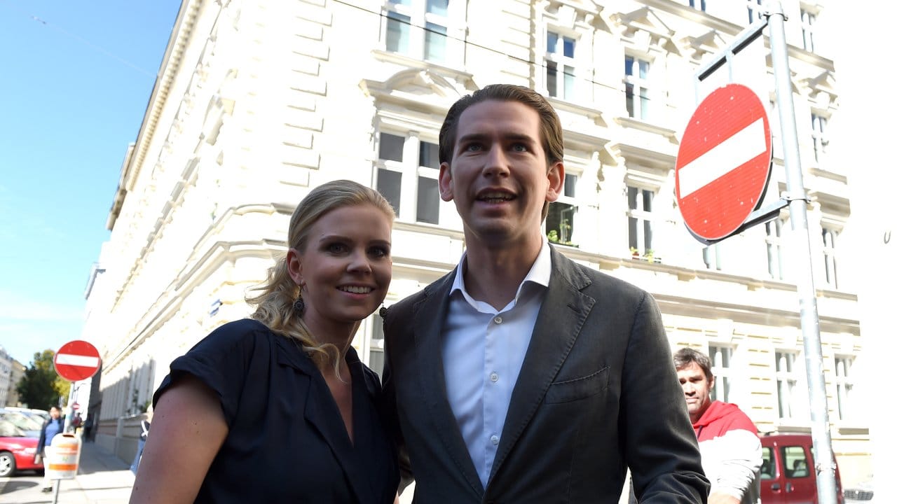 ÖVP-Spitzenkandidat Sebastian Kurz und seine Freundin Susanne Thier stehen vor ihrem Wahllokal in Wien.