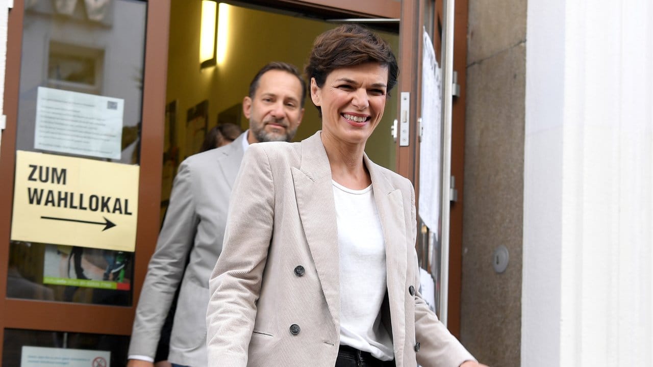 SPÖ-Chefin Pamela Rendi-Wagner verlässt zusammen mit ihrem mit Ehemann Michael Rendi nach der Stimmabgabe ein Wahllokal in Wien.