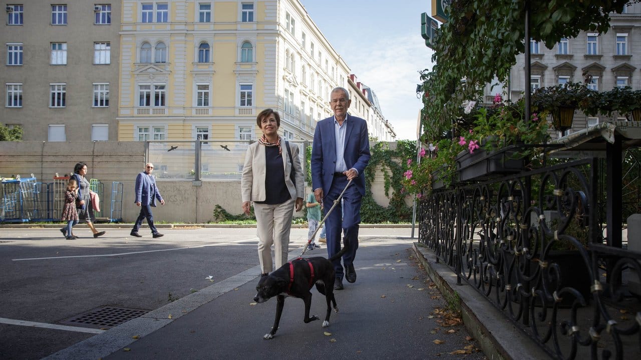 Bundespräsident Alexander Van der Bellen und seine Frau, Doris Schmidauer, kommen mit ihrem Hund zur Stimmabgabe.
