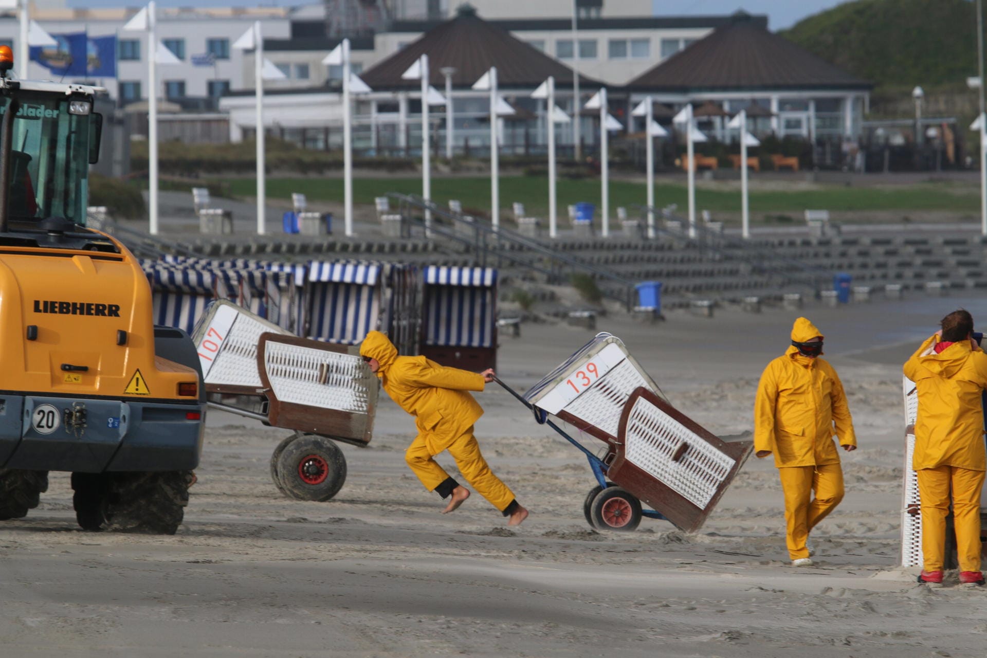 Norderney, Niedersachsen: Am Strand der Nordseeinsel werden Strandkörbe zusammengeschoben, um sie vor einer erwarteten Sturmflut in Sicherheit zu bringen.