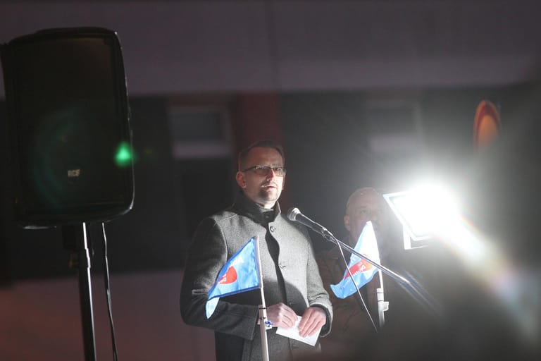 Die AfD in Mecklenburg-Vorpommern will Co-Landessprecher Dennis Augustin loswerden: wegen NPD-Aktivitäten entzog ihm der Vorstand im Juli 2019 rückwirkend die Mitgliedschaft. Er kündigte dann an, das Landesschiedsgericht anzurufen.