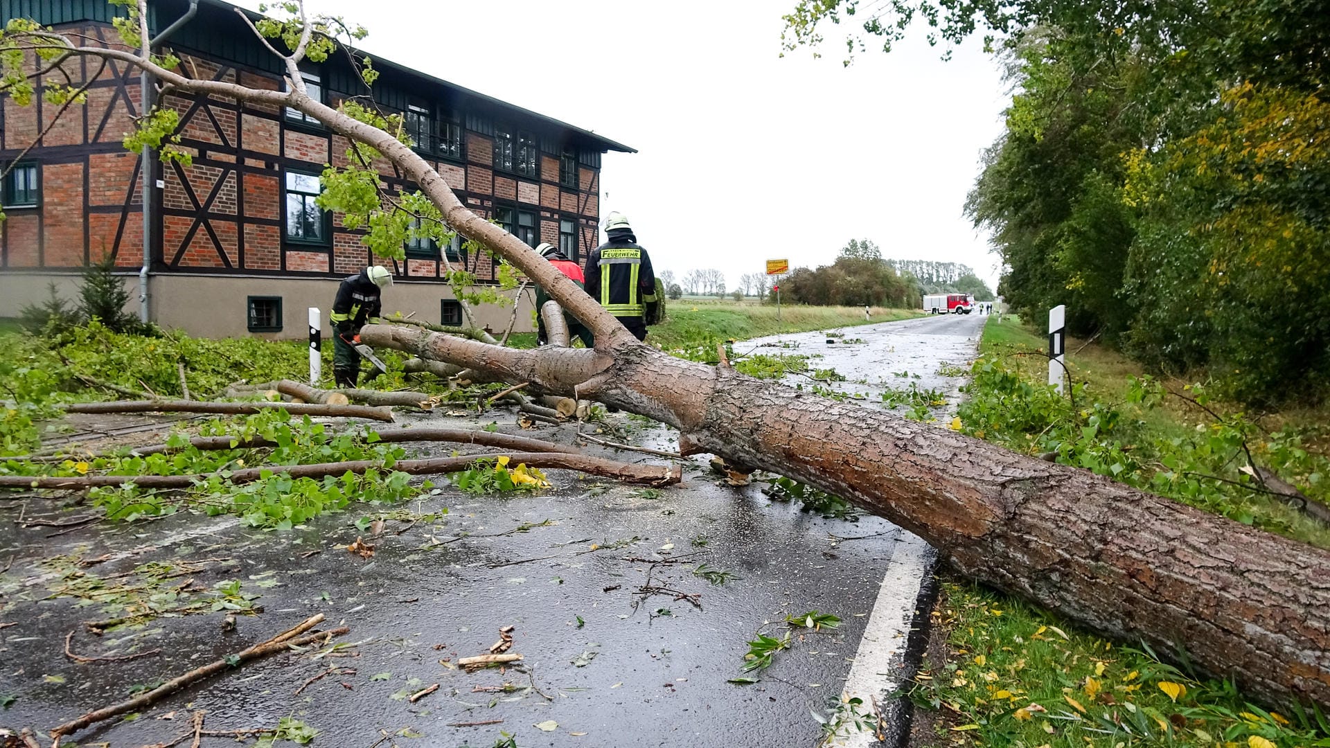 Ottleben in Sachsen-Anhalt: Auch hier sind Bäume auf Straßen gestürzt.
