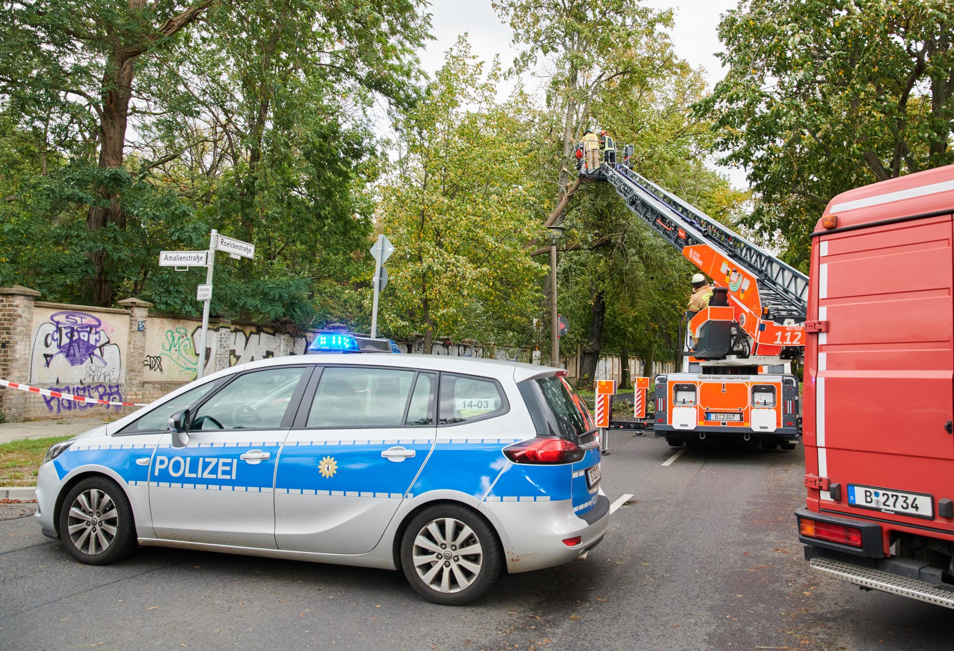 Berlin: Feuerwehrmänner zerlegen einen umgestürzten Baum in Weißensee.