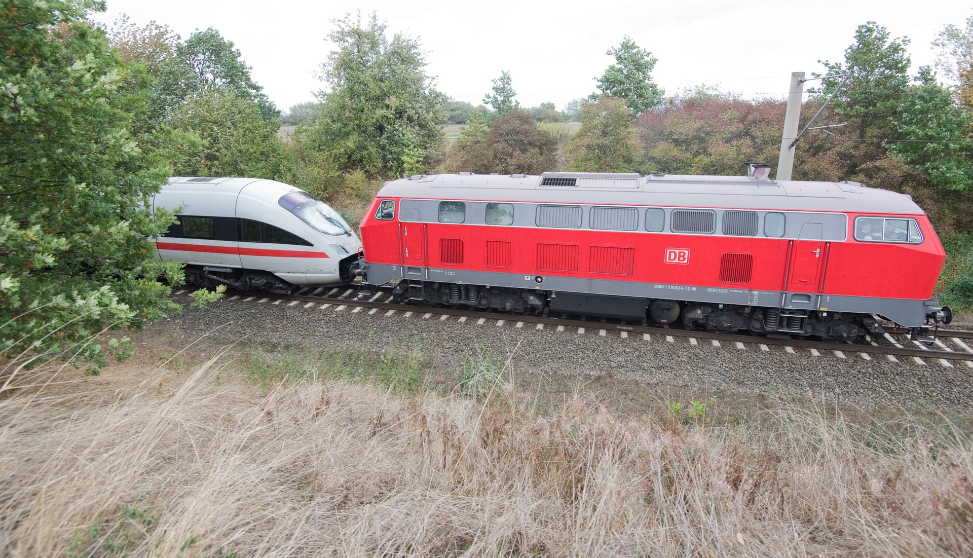 Wolfsburg in Niedersachsen: Eine Diesellok der Deutschen Bahn schleppt einen ICE ab, nachdem dieser in einen auf die Gleise gestürzten Baum gefahren war.