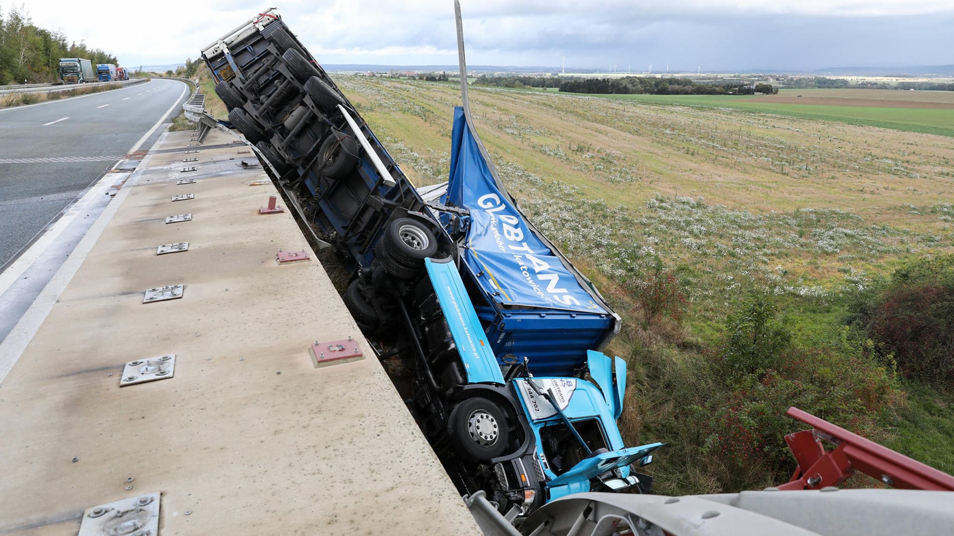 Löbau in Sachsen: Ein verunglückter Lkw liegt neben einer Brücke auf der B178n zwischen Löbau und Weißenberg. Die genaue Ursache für den Unfall ist noch nicht geklärt, es kann aber nicht ausgeschlossen werden, dass der Lkw durch eine Sturmböe ins Schlingern kam.