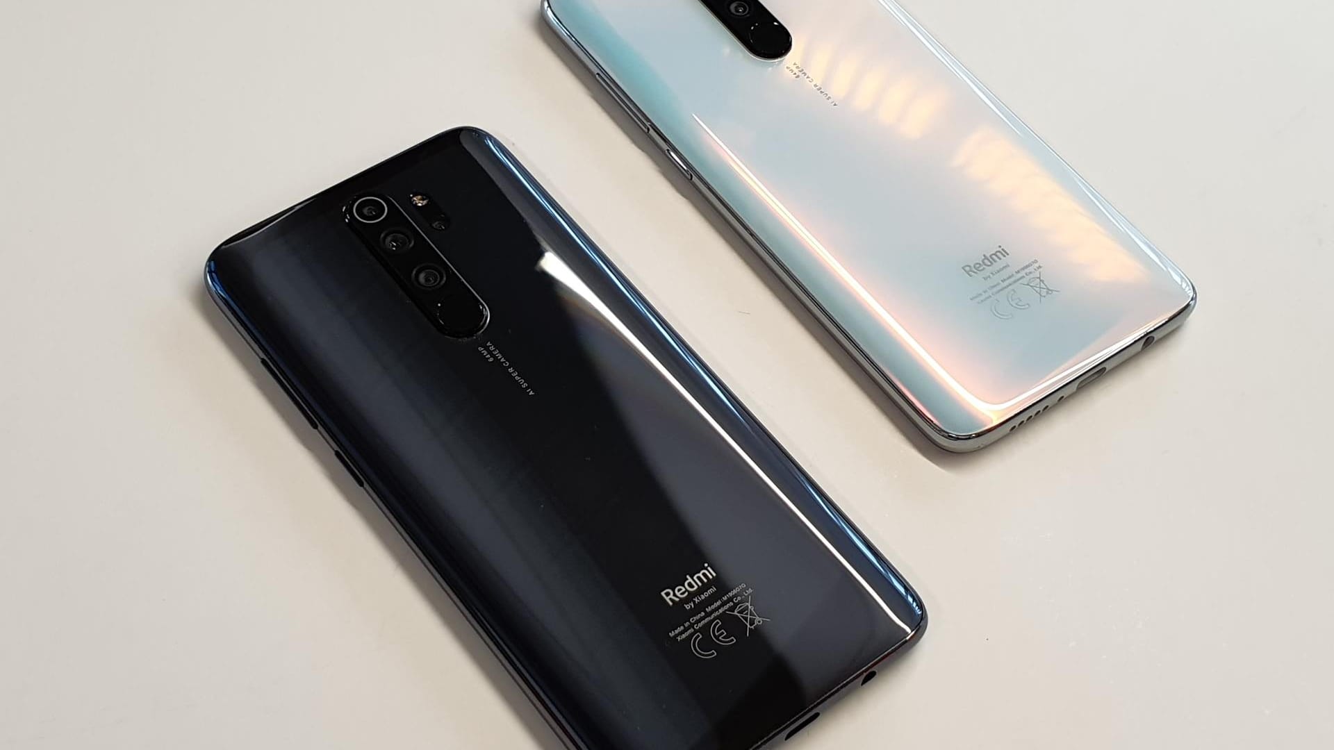 Das Hauptaugenmerk liegt auf der Kamera des Geräts: Xiaomi liefert das Redmi Note 8 Pro mit vier Linsen. Diese lösen mit 64, 8, 2 und 2 Megapixeln (MP) auf. Vor allem die 64-MP-Linse soll laut Xiaomi Fotos liefern, die sich Nutzer auf Wunsch auch in Lebensgröße ausdrucken lassen können. Im Nachtmodus werden Fotos auf 16 MP geschossen, da das Gerät vier Pixel zu einem Bild zusammenfügt, um ein besseres Ergebnis bei wenig Licht zu liefern.