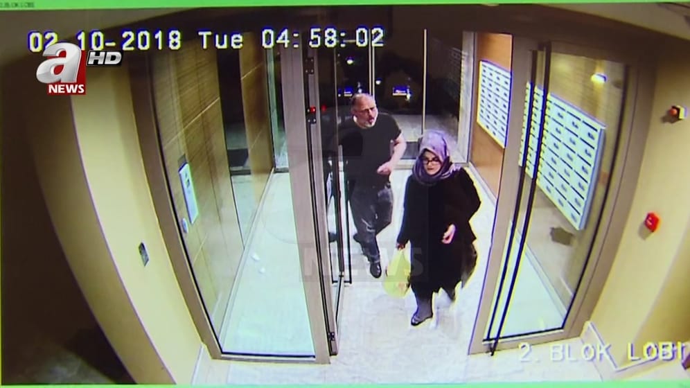 Auf dem Video-Standbild des türkischen Fernsehsender A News sind angeblich Jamal Khashoggi und seine Verlobte Hatice Cengiz zu sehen - wenige Stunden vor Khashoggis Tod.