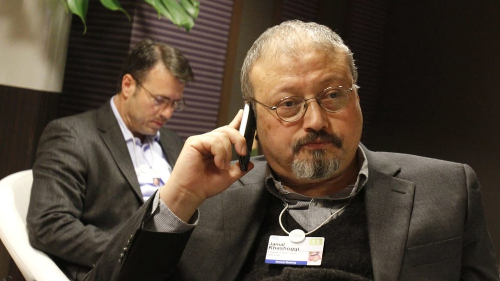 Der saudische Journalist Jamal Khashoggi telefoniert während des Weltwirtschaftsforums 2011 in Davos.