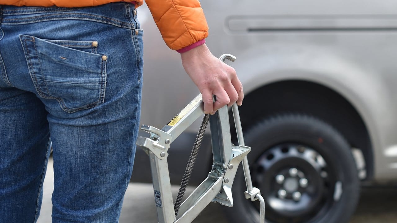 Mit passendem Werkzeug und entsprechender Kenntnis können Autofahrer ein Ersatzrad zügig montieren.