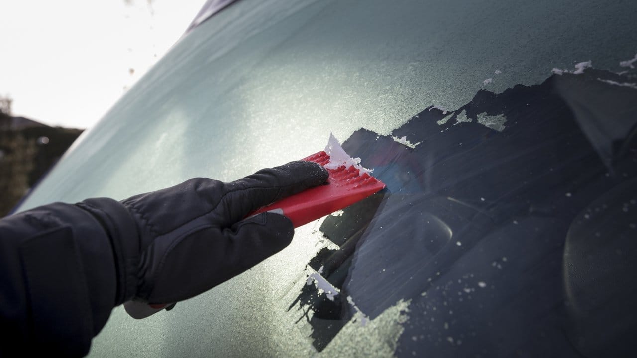 Einen guten Eiskratzer haben Autofahrer im Winter immer besser zur Hand.