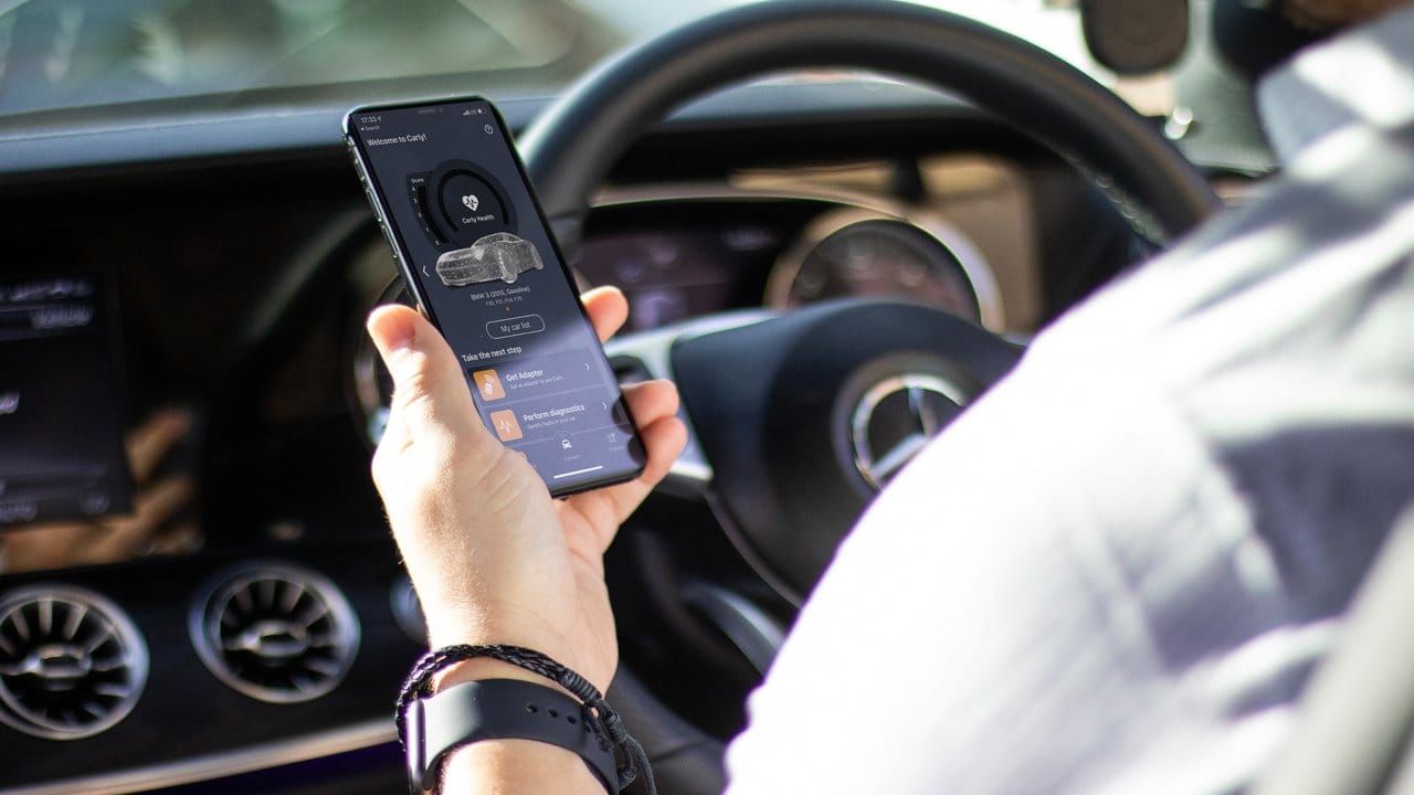 Eine passende App fürs Smartphone empfängt die Daten aus dem Auto und zeigt sie an.