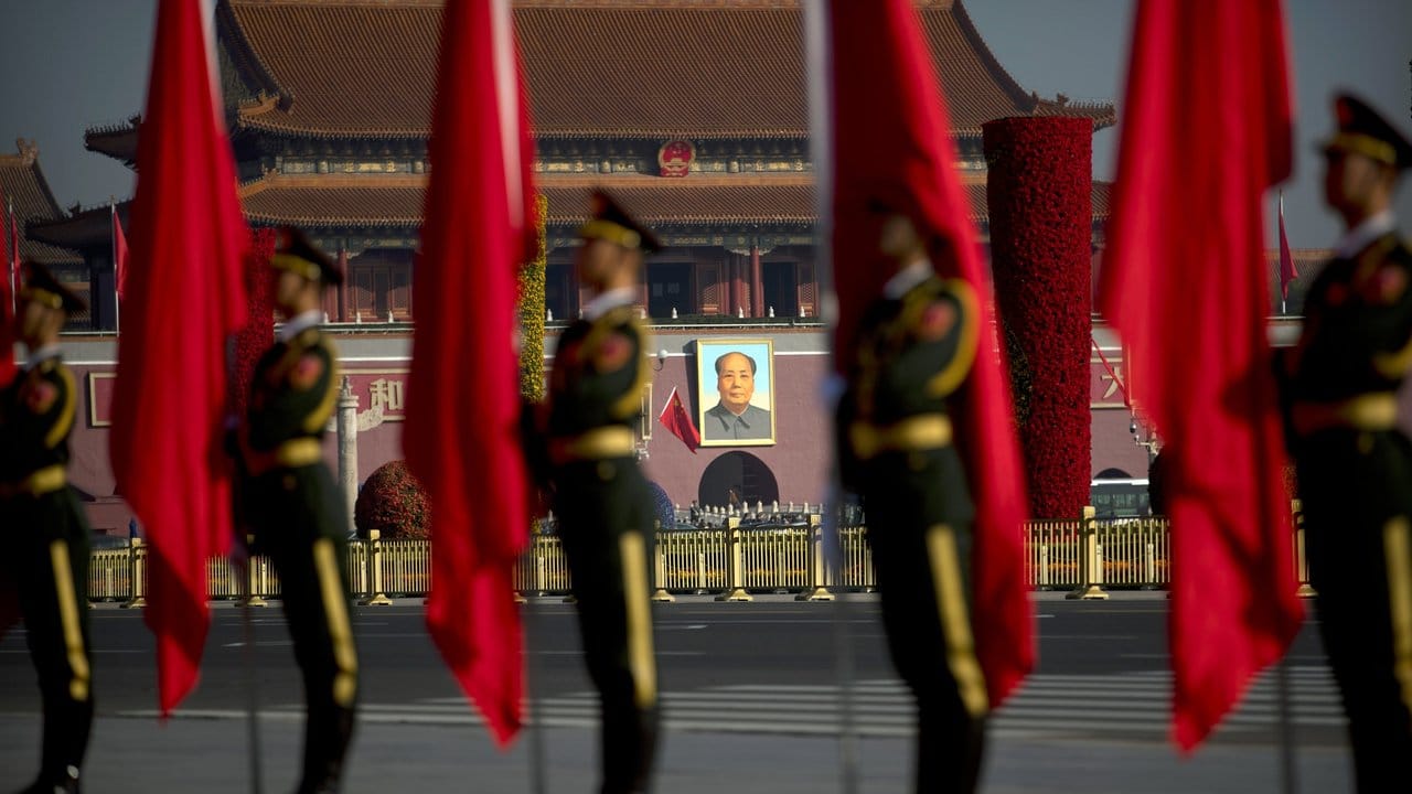 Das Bild von Mao Tsetung, dem Gründer der Volksrepublik China, am Eingang zur verbotenen Stadt in Peking.