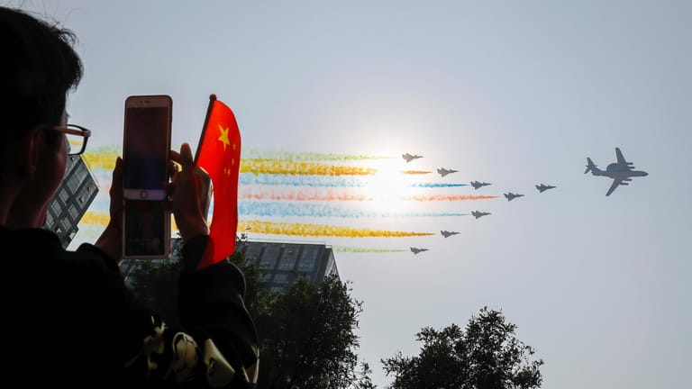 An der riesigen Militärparade am Platz des Himmlischen Friedens in Peking nahmen mehr als 160 Flugzeuge...