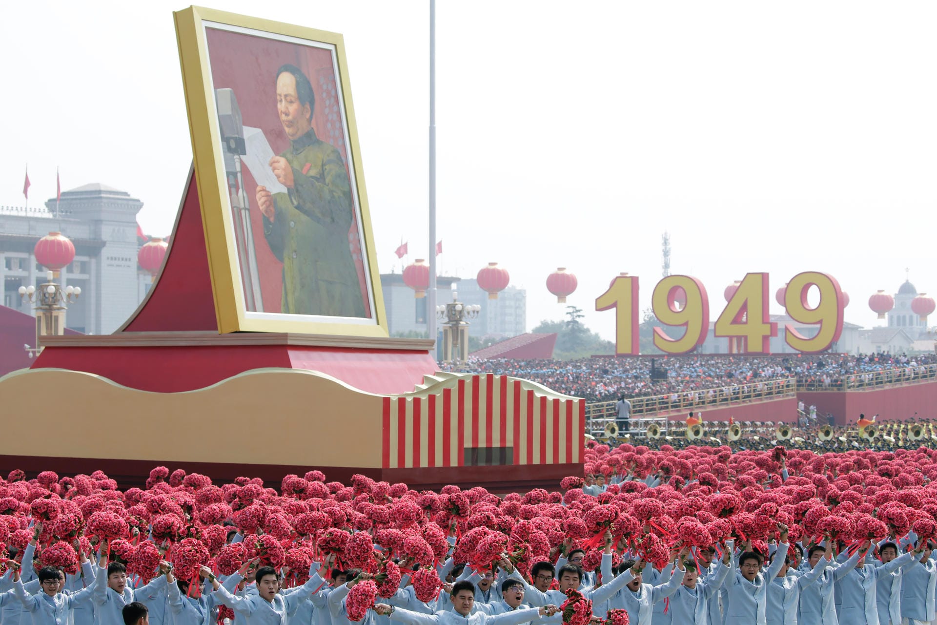 Ein riesiges Bild von Mao Tsetung: Mit der Truppenschau will die kommunistische Führung nach Angaben von Experten militärische Stärke, ihren Machtanspruch und internationalen Gestaltungswillen demonstrieren.