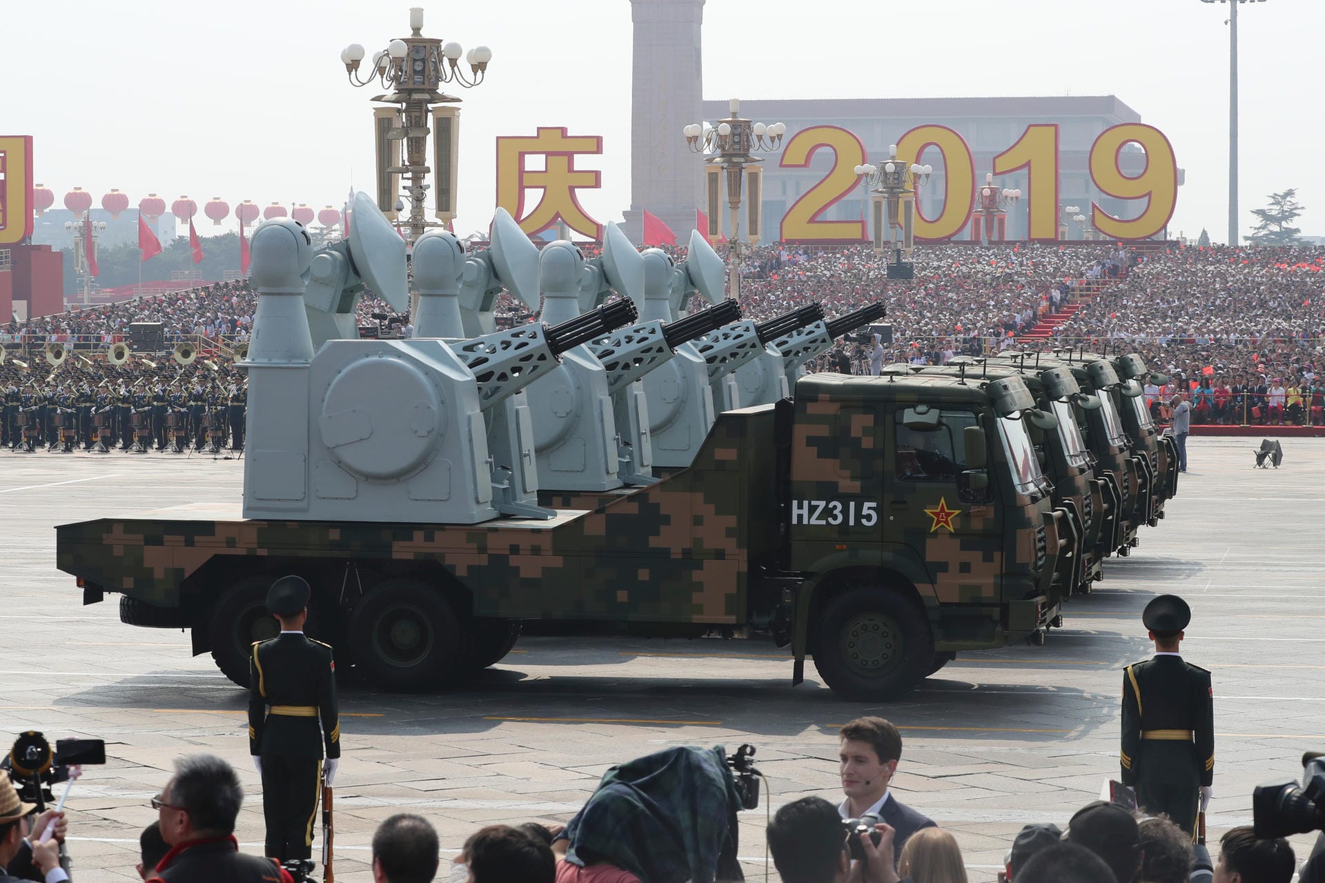 Die präsentierte Ausrüstung sei "komplett selbst produziert", sagte Generalmajor Cai Zhijun, Vizedirektor des Generalstabs. Es solle die "unabhängige Innovationsfähigkeit" der chinesischen Verteidigungsindustrie demonstrieren.