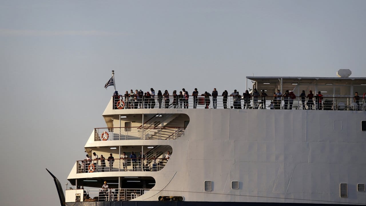 Entlastung für die Inseln: Migranten aus den überfüllten Flüchtlingslagern erreichen auf dem Schiff "Aqua Blue" den Hafen von Thessaloniki.