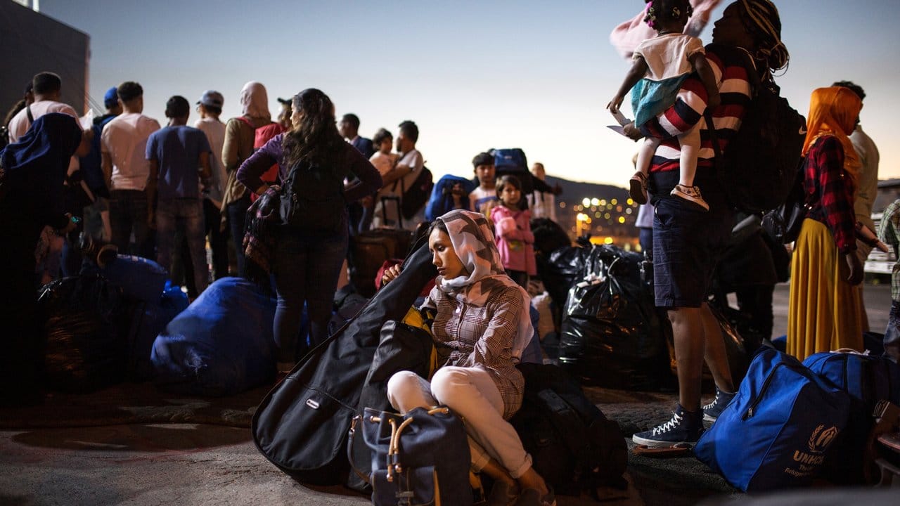 Eine Asylsuchende wartet darauf, vom Hafen von Mitilini mit einer Fähre nach Athen zu gelangen.