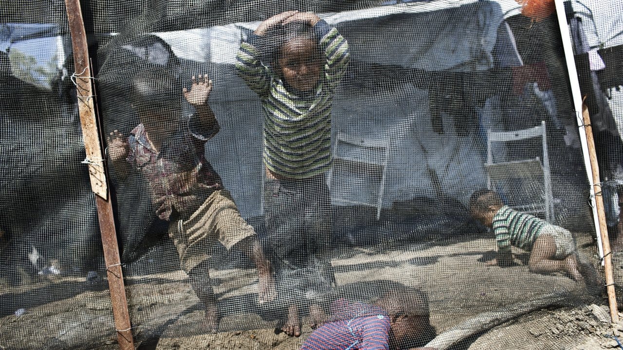 Kinder spielen im Flüchtlingslager Moria auf der Ägäisinsel Lesbos.