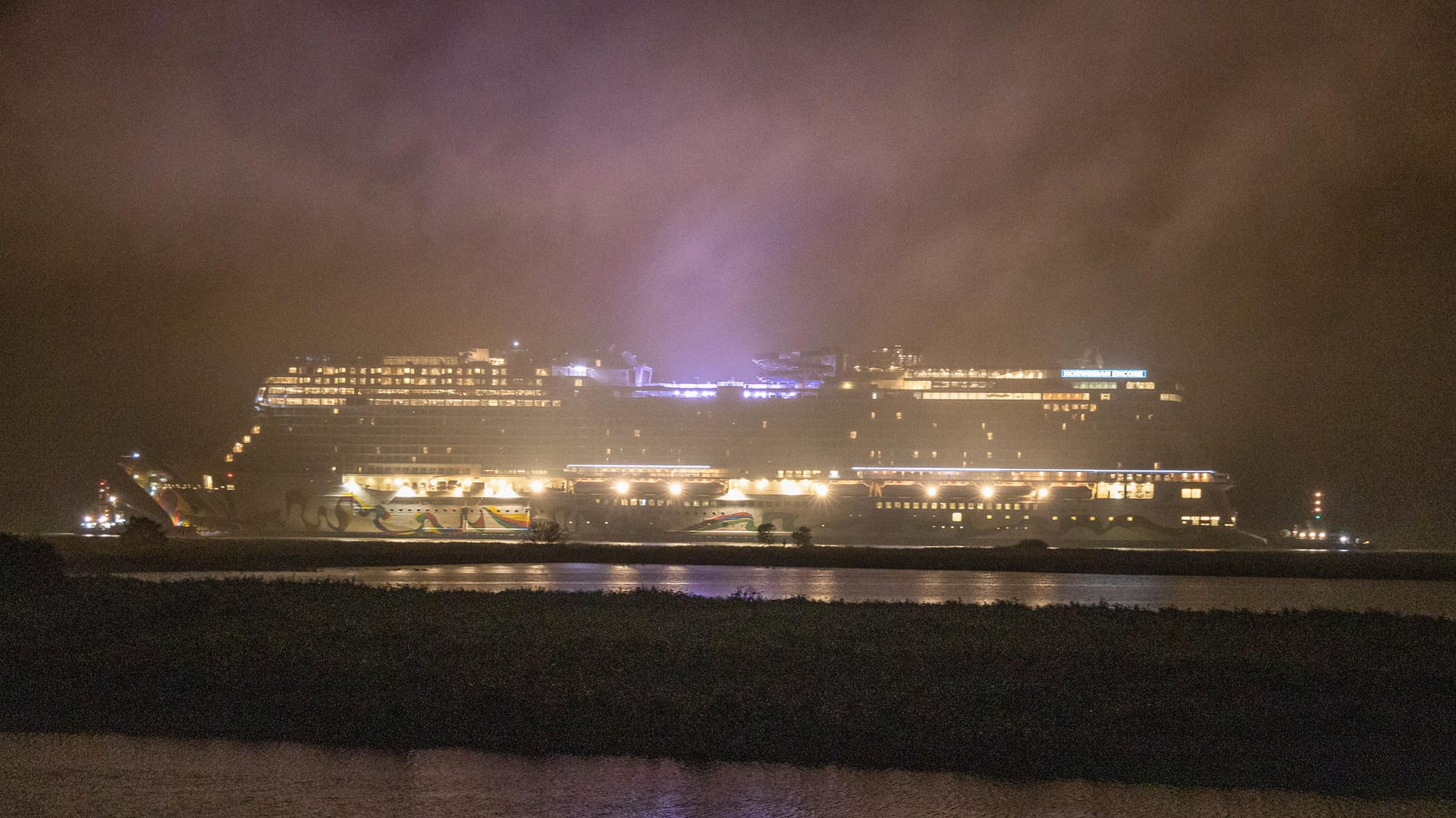 Bei der langsamen Rückwärtsfahrt über die schmale Ems wurde das Schiff von zwei Schleppern gezogen.