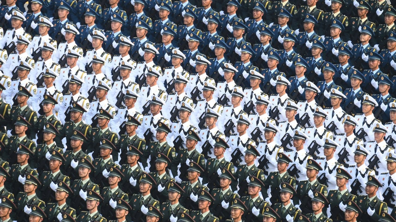 Mit der Truppenschau will die kommunistische Führung militärische Stärke, ihren Machtanspruch und internationalen Gestaltungswillen demonstrieren.
