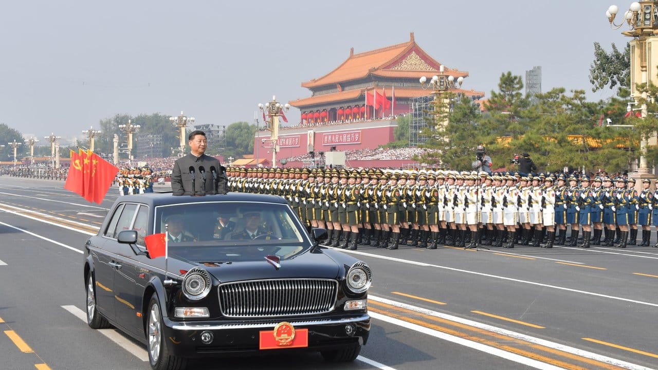 Chinas Staats- und Parteichef Xi Jinping nimmt als Oberkommandierender die Truppen auf der Straße des Ewigen Friedens ab.