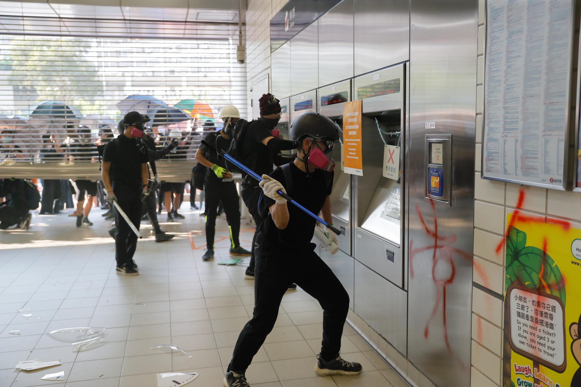 Erneut beteiligten sich auch Radikale an den Demonstrationen, wie hier in einer U-Bahn-Station.