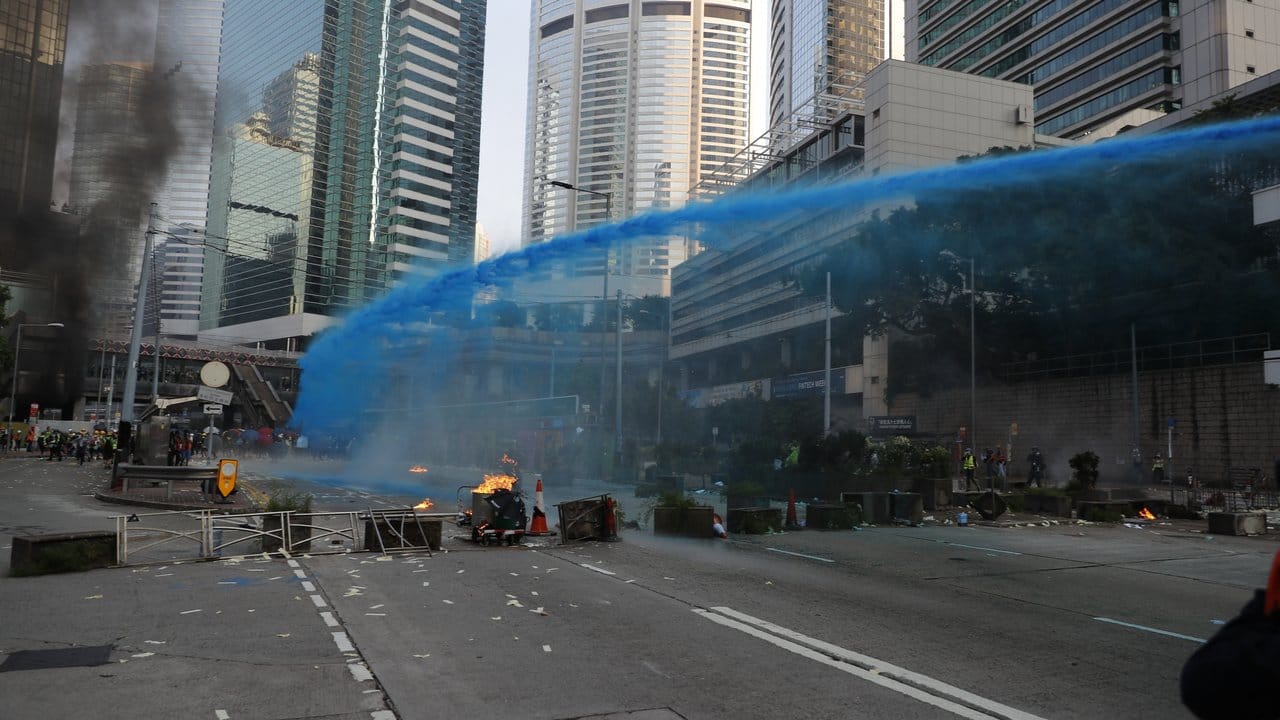 Die Polizei von Hongkong versprüht blau gefärbtes Wasser, um Demonstranten zu markieren.
