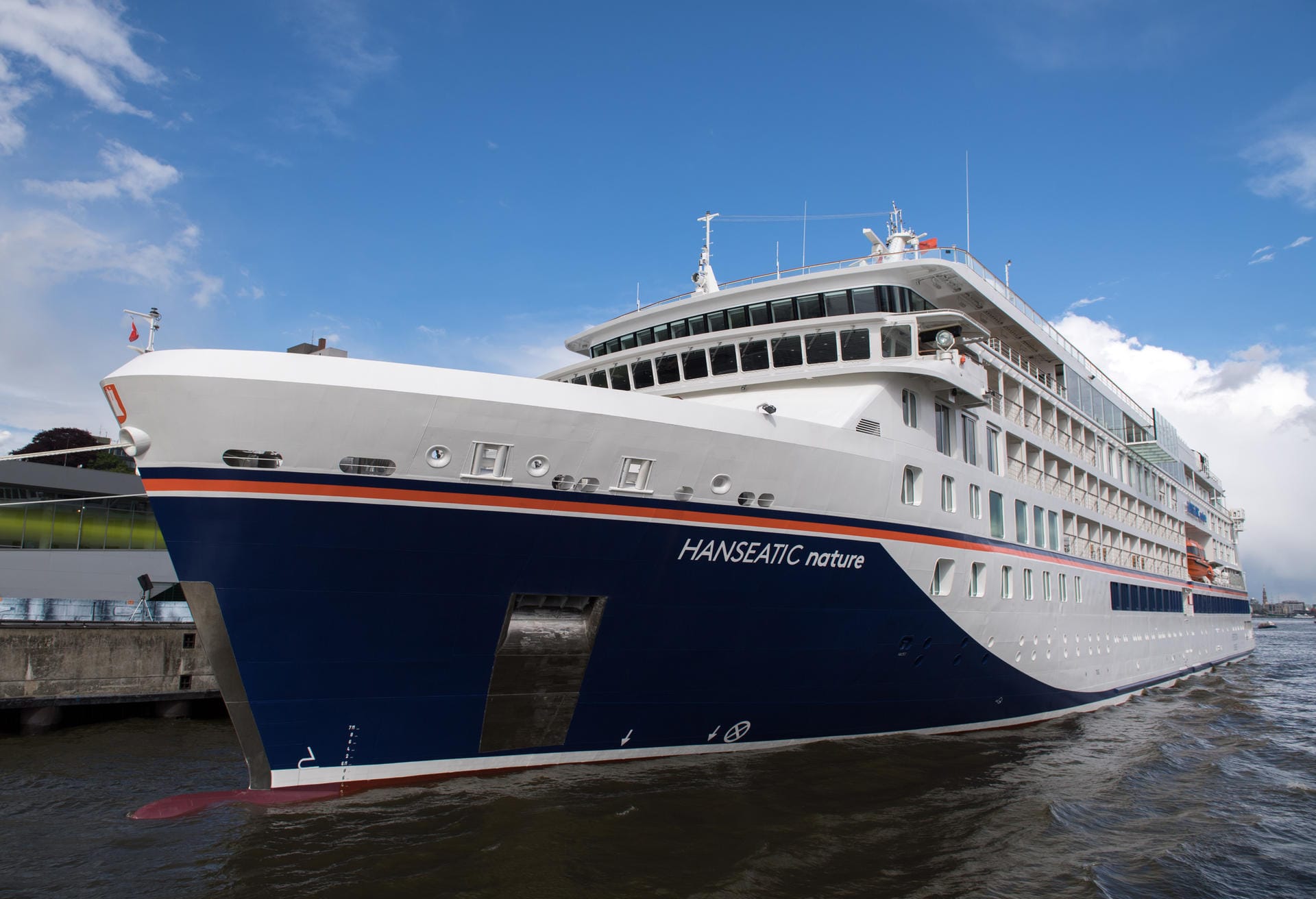 Die "Hanseatic nature" von Hapag-Lloyd Cruises ist ein Expeditionskreuzfahrtschiff für den Einsatz unter anderem in polaren Gewässern.